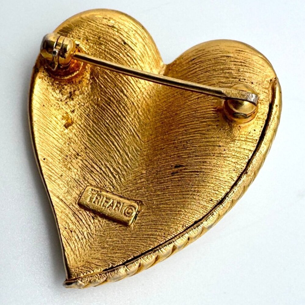 Vintage Crown Trifari Textured Goldtone Wave Heart Pin Brooch - Picture 8 of 8
